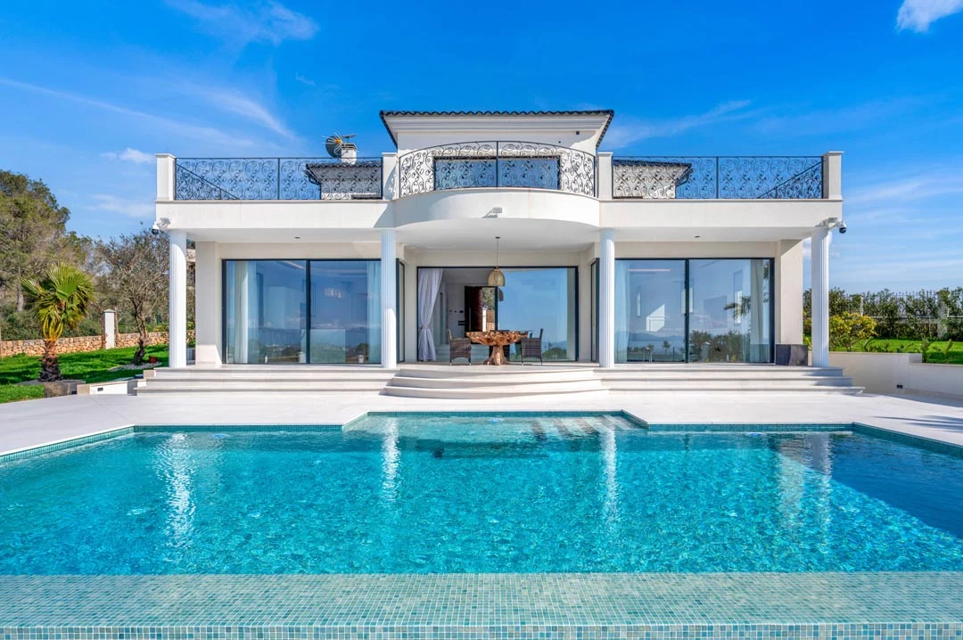 Elegant Colonial-Inspired Villa with Panoramic Views of Palma and the Sea