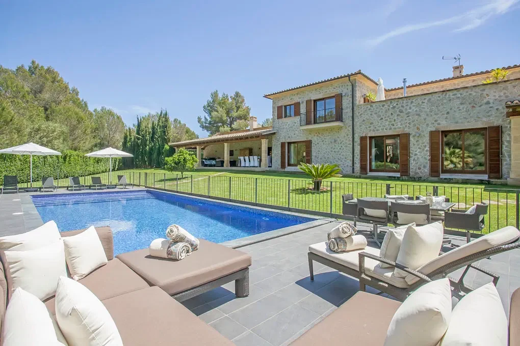 A stone villa with room to gather in Nova Santa Ponsa
