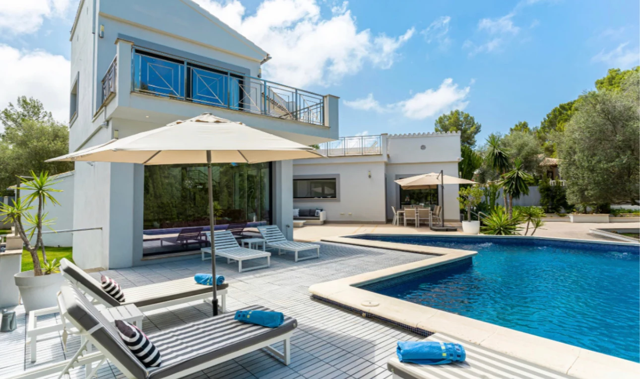 Detached villa with a lot of potential in a quiet area of Santa Ponsa.