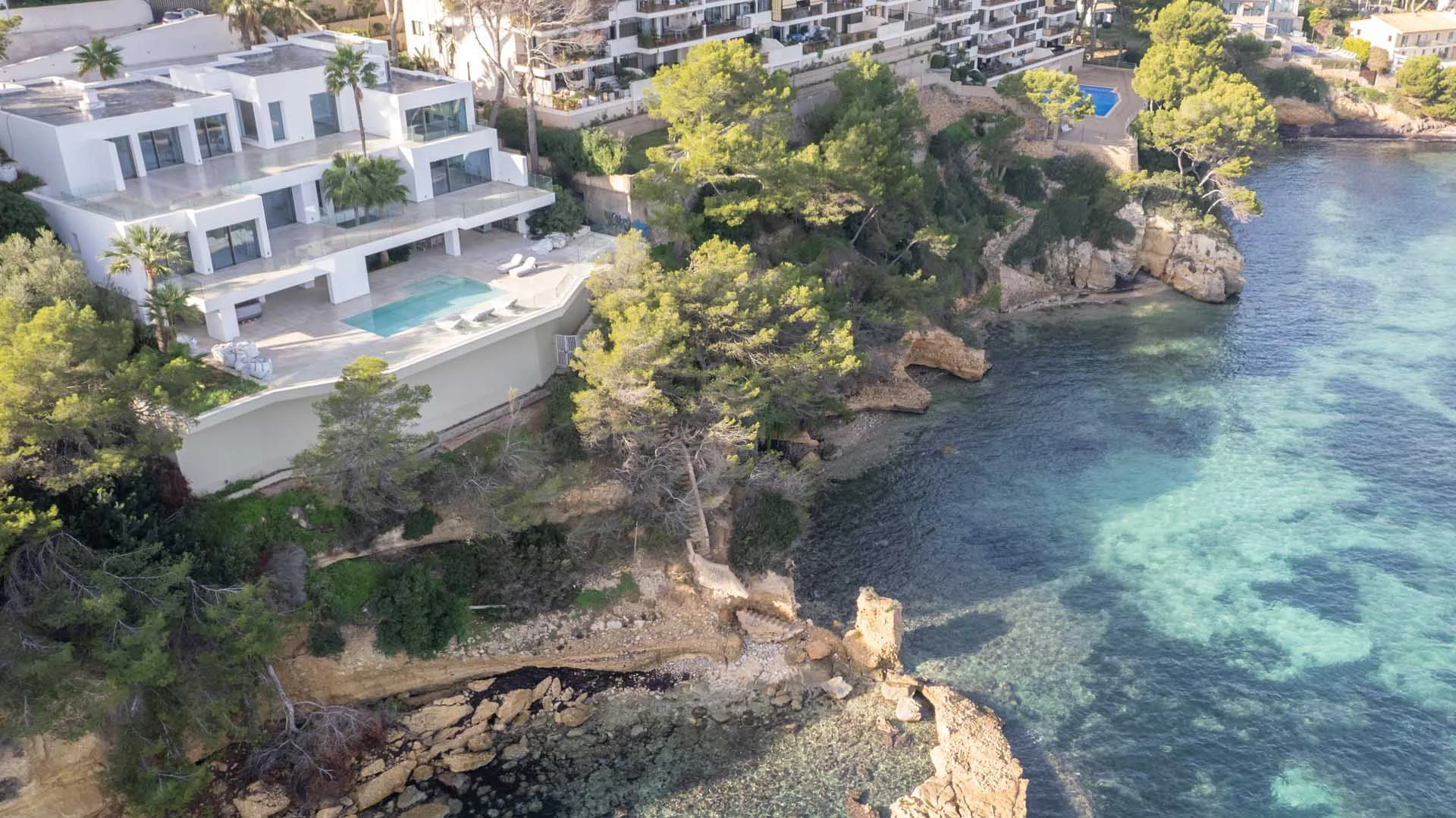 Villa in first sea line with private sea access.