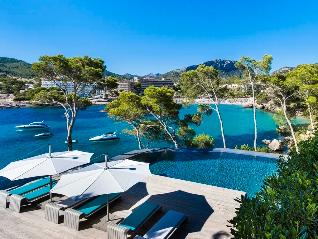 A coastal residence with sea access in Camp de Mar